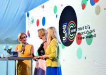 Moderatorin Nadja Mader im Gespräch mit Landeshauptfrau Johanna Mikl-Leitner und Bundesministerin Margarete Schramböck.