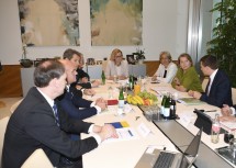 Konjunktur-Gipfel im Büro von Landeshauptfrau Johanna Mikl-Leitner (Mitte) mit Sozialpartnern und Experten: Christian Helmenstein, AK NÖ-Präsident Markus Wieser, IV NÖ-Präsident Thomas Salzer und Landesrat Martin Eichtinger (links) sowie Landesrätin Petra Bohuslav, WKNÖ-Präsidentin Sonja Zwazl und AMS-Landesgeschäftsführer Sven Hergovich (rechts)