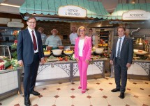 Landzeit-Geschäftsführer Wolfgang Rosenberger, Landeshauptfrau Johanna Mikl-Leitner und Wirtschaftskammer-Präsident Wolfgang Ecker nach der Wiedereröffnung.