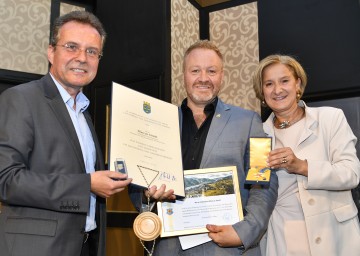Silberne Ehrenzeichen für Marcus Strahl: Im Bild Bürgermeister Hubert Trauner, Intendant Marcus Strahl und Landeshauptfrau Johanna Mikl-Leitner (von links nach rechts).