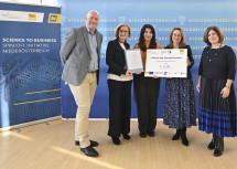 Projekt für ein Hydrogel zur Knorpelreparatur zur wirtschaftlichen Weiterentwicklung ausgezeichnet. Accent Inkubator-Geschäftsführer Michael Moll, Landeshauptfrau Johanna Mikl-Leitner, Innovation Award-Siegerin Forough Rasoulian, Vizerektorin Viktoria Weber und tecnet equity-Geschäftsführerin Doris Agneter (v.l.n.r.)