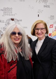 Landeshauptfrau Johanna Mikl-Leitner mit Marietta Deix, die maßgeblich bei der Jubiläumsausstellung „I love Deix“ sowie beim Jubiläumsbuch „Forever Deix“ mitgewirkt hat.
