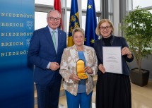 Gisela Malekpour (m.) erhielt das Goldene Komturkreuz des Ehrenzeichens für Verdienste um das Bundesland Niederösterreich, im Bild mit Landeshauptfrau Johanna Mikl-Leitner und LH-Stellvertreter Stephan Pernkopf.