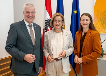 Landeshauptfrau Johanna Mikl-Leitner mit (li.) Landesrat Anton Kasser und Bürgermeisterin Bernadette Geieregger.