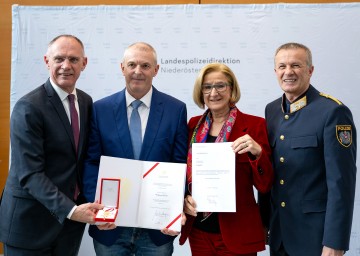Bundesminister Gerhard Karner, Wolfgang Heihs mit dem Goldenen Verdienstzeichen der Republik Österreich, Landeshauptfrau Johanna Mikl-Leitner und Landespolizeidirektor Franz Popp (v.l.n.r.)