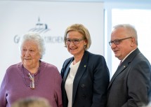 Landeshauptfrau Johanna Mikl-Leitner und Bürgermeister Ferdinand Köck mit Eveline Biegler: die Bewohnerin des neuen Generationenhauses erfreute die Gäste der Veranstaltung mit einer lyrischen Darbietung.