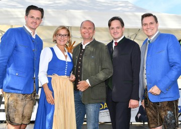 Erster Agneskirtag in Klosterneuburg: Bürgermeister Stefan Schmuckenschlager, Landeshauptfrau Johanna Mikl-Leitner, NV-Vorstand Bernhard Lackner, Weinbaupräsident Johannes Schmuckenschlager und Landtagsabgeordneter Christoph Kaufmann (v.l.n.r.)