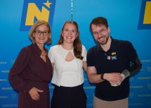 Landeshauptfrau Johanna Mikl-Leitner (links) und Paralympic-Schwimmer und ORF-Moderator Andreas Onea (rechts) mit einer Maturantin mit Auszeichnung bei der Feierstunde im Festspielhaus St. Pölten.