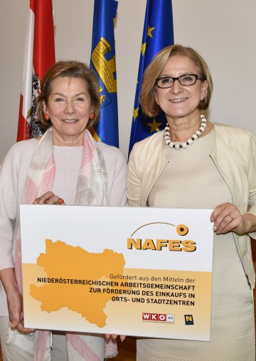 Die Aktion NAFES zur Förderung des Einkaufs in Stadt- und Ortszentren in Niederösterreich wird fortgesetzt. Landeshauptfrau Johanna Mikl-Leitner (rechts) und Sonja Zwazl (links), die Präsidentin der Wirtschaftskammer Niederösterreich (WKNÖ), haben jetzt das NAFES-Abkommen für die Periode 2018 bis 2020 unterzeichnet.