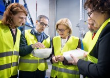 Betriebsbesuch bei Austrotherm, von links nach rechts: Botschafterin Yvonne Toncic-Sorinj, Produktionsleiter Mladen Ivic, Landeshauptfrau Johanna Mikl-Leitner, Botschafter Daniel Gluncic und Bozana Kovacevic Covic (Managing Director Austrotherm Croatia).