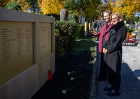 Gedenkveranstaltung bei neuer Grabstätte für 261 Kriegsopfer der Jahre 1940 bis 1945 in St. Pölten Gedenkveranstaltung bei neuer Grabstätte für 261 Kriegsopfer der Jahre 1940 bis 1945 in St. Pölten