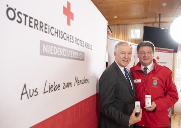 Landesrat Martin Eichtiger und Josef Schmoll, Präsident des Österreichischen Roten Kreuzes – Landesverband Niederösterreich, informierten in Tulln über eine neue Sicherheitskampagne für Senioren mit mobilen GPS-Rufhilfe-Geräten und Rotkreuz-Dosen für zu Hause (v.l.n.r.).