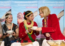 Benefiz-Suppenessen im NÖ Landhaus: Landeshauptfrau Johanna Mikl-Leitner mit Januka Khatwiwada (links) und Sunita Chaudhary, die noch bis 3. März mehrere Pfarren in Österreich besuchen und im Zuge von lokalen Benefizsuppenessen die geförderten Projekte in Nepal vorstellen.