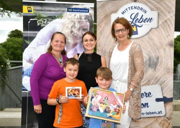 Familien-Landesrätin Christiane-Teschl-Hofmeister und Familie Burian aus Amstetten bei der freudigen Übernahme des gewonnenen Familien-Ölporträts.