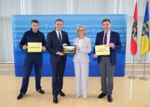 Waidhofen/Ybbs testet LENIE (v.l.n.r.): Christopher Bühn, Landesrat Jochen Danninger, Landeshauptfrau Johanna Mikl-Leitner und Bürgermeister Werner Krammer.