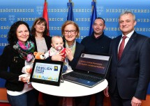 Beim Land NÖ wurde vor kurzem das „1 Millionste Online-Formular“ beantragt: Im Bild die Antragsteller des kostenlosen Familienpasses (Familie Pechhacker aus Ybbsitz) mit Landeshauptfrau Johanna Mikl-Leitner (Bildmitte), der Leiterin der Abteilung IT, Petra Stummer (2.v.l.) und Landesamtsdirektor-Stellvertreter Johann Lampeitl (rechts im Bild) 