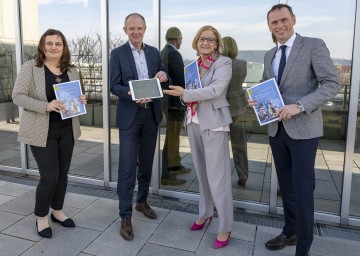 (v.l.): DI Kerstin Koren (Abteilungsleiterin Wirtschaft, Tourismus und Technologie beim Amt der NÖ Landesregierung), DI Martin Angelmaier (Abteilungsleiter Wasserwirtschaft beim Amt der NÖ Landesregierung), Landeshauptfrau Johanna Mikl-Leitner und Digitalisierungslandesrat Jochen Danninger