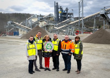 Michaela Smertnig, ecoplus Clustermanagerin, Florian Hengl, Geschäftsführer, Landeshauptfrau Johanna Mikl-Leitner, LAbg. Richard Hogl, Maissauer Bürgermeister Franz Kloiber, Vizebürgermeisterin Michaela Gilli-Brickl und das Team der Firma Hengl.