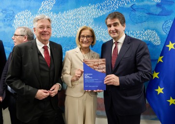 Kärntens Landeshauptmann Peter Kaiser und Landeshauptfrau Johanna Mikl-Leitner übergaben EU-Kommission Exekutiv-Vizepräsident Raffaele Fitto die „Power Regions“-Deklaration.
