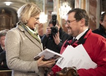 Caritas-Direktor Hannes Ziselsberger überreicht Landeshauptfrau Johanna Mikl-Leitner das Buch „Solidarisch – denken, leben, handeln“