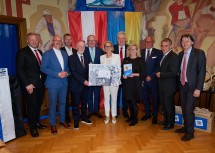 Pfarrer David Zezula, Pfarrer Mario Kietzer, Landtagsabgeordneter Alexander Schnabel, Bürgermeister a.D. Günther Leichtfried, LH-Stellvertreter Stephan Pernkopf, Landeshauptfrau Johanna Mikl-Leitner, Bürgermeister Josef Leitner, Vizebürgermeisterin Sabine Rottenschlager, Nationalrat Alois Schroll, Landtagsabgeordneter Anton Erber und Bezirkshauptmann Johann Seper (v.l.n.r.)