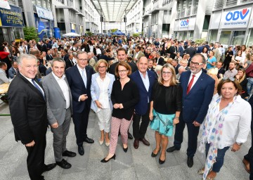 Landesrat Martin Eichtinger, Norbert Schnedl, Landesamtsdirektor Werner Trock, Landeshauptfrau Johanna Mikl-Leitner, Landesrätin Christiane Teschl-Hofmeister, LPV-Obmann Hans Zöhling, Nationalratspräsident Wolfgang Sobotka, Landesrätin Ulrike Königsberger-Ludwig, DPV-Obmann Andreas Neuwirth und Dritte Landtagspräsidentin Karin Renner (v.l.n.r.)