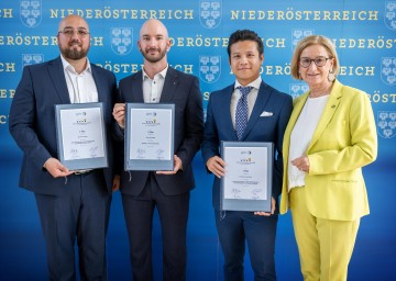 Landeshauptfrau Johanna Mikl-Leitner (v.l.n.r.) mit den Preisträgern Kenneth Chen, Adrian Lendvai und Juan A. Allegretto.