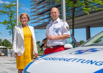 60 Jahre Wasserrettung in Niederösterreich: Im Bild Landeshauptfrau Johanna Mikl-Leitner und Landesleiter Markus Schimböck