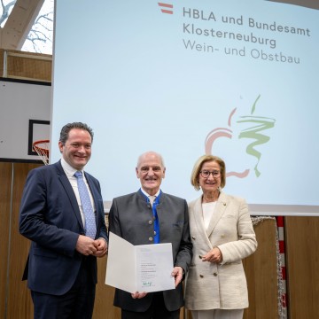 Eröffnung des Zentrums Wein und Obst in Klosterneuburg mit Bundesminister Norbert Totschnig, Direktor Reinhard Eder und Landeshauptfrau Johanna Mikl-Leitner (v.l.n.r.)