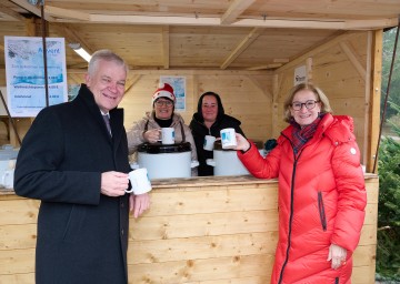 Landesrat Anton Kasser (links) und Landeshauptfrau Johanna Mikl-Leitner (rechts) bei „Advent im Park“ des Landesklinikums Mauer.