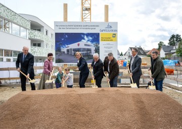 Beim Spatenstich für das neue Gemeindezentrum Gumpoldskirchen (v.l.): Philipp Enzinger, Bezirkshauptmann Mödling, Dagmar Händler, Vizebürgermeisterin Gumpoldskirchen, Marlene und Nick, Landeshauptfrau Johanna Mikl-Leitner, Ferdinand Köck, Bürgermeister Gumpoldskirchen, NÖ Landtagsabgeordneter Wolfgang Kocevar, Michael Bauer,  Geschäftsführer Hochbau Leyrer + Graf, Architekt Dieter Grundmann.