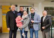 Übergabe in St. Pölten: Landesrat Martin Eichtinger, Bürgermeister Matthias Stadler, Lukhaup René-Christian und Reicht Irene, MBA, BBA  mit Ihrer Tochter und Dir. Mag. Raimund Haidl, GF Schönere Zukunft (v.l.n.r.)  