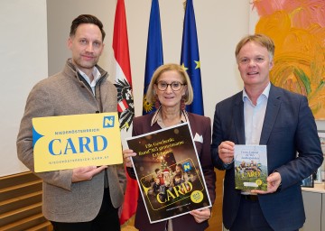 Landeshauptfrau Johanna Mikl-Leitner mit (li.) Niederösterreich-CARD Geschäftsführer Klemens Wögerer und (re.) Michael Duscher, Geschäftsführer der Niederösterreich Werbung.