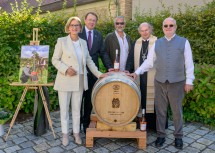 Von links nach rechts: Landeshauptfrau Johanna Mikl-Leitner, Bürgermeister Matthias Stadler, Winzer Clemens Strobl, Abt Georg Wilfinger vom Stift Melk und Josef Wildburger.