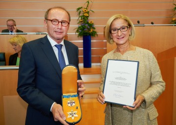 Mag. Dr. Othmar Karas, Vizepräsident des Europäischen Parlaments und Präsident Hilfswerk Österreich, wurde von Landeshauptfrau Johanna Mikl-Leitner mit dem „Silbernen Komturkreuz mit dem Stern des Ehrenzeichens für Verdienste um das Bundesland Niederösterreich“ ausgezeichnet