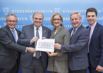 Startschuss für die Generalsanierung des Bezirksgerichtes Lilienfeld: Landtagsabgeordneter Karl Bader, Vizekanzler Justizminister Wolfgang Brandstetter, Landeshauptfrau Johanna Mikl-Leitner, Bürgermeister Wolfgang Labenbacher und Vizebürgermeister Manuel Aichberger (v.l.n.r.)