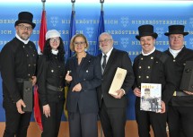 Landesinnungsmeister Matthias Vetiska, Kim Sirlinger, Landeshauptfrau Johanna Mikl-Leitner, Dr. Josef Wildburger, Landesinnungsmeister Stellvertreter Markus Pirringer und DI (FH) Adalbert Svec. (v.l.n.r.)