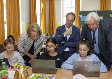 Präsentation der Digitalisierungsoffensive an Niederösterreichs Schulen in der NÖ Mittelschule Dr. Theodor Körner 1 in St. Pölten mit Landesrätin Christiane Teschl-Hofmeister, dem Genetiker Markus Hengstschläger und Bildungsdirektor Johann Heuras (v.l.n.r.).