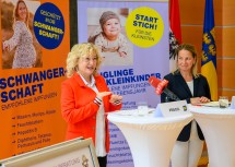 Gesundheitslandesrätin Eva Prischl und die NÖ Sanitätsdirektorin Dr. Regina Klenk beim Pressegespräch zu 100 Jahre Mutter-Eltern-Beratung.