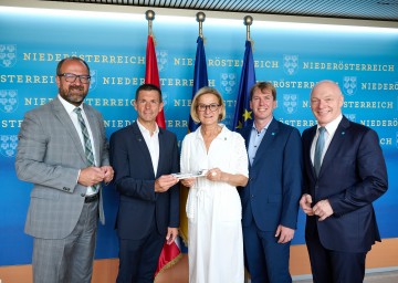 (v.l.n.r.) ecoplus Prokurist Bernhard Ebner, Markus Zeilinger, Leiter des Kompetenzzentrums für Präklinische Bildgebung und Medizintechnik der FH Wr. Neustadt, Landeshauptfrau Johanna Mikl-Leitner, Rainer Gotsbacher, ecoplus Technopolmanager Wiener Neustadt, und ecoplus Geschäftsführer Helmut Miernicki.