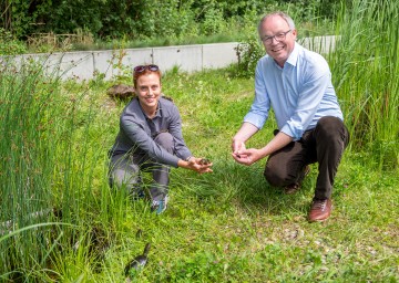 LH-Stv. Stephan Pernkopf und Schlossinselleiterin Felicia Lener besichtigen das Sumpfschildkrötengehege
<br />

<br />
