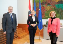 Landesrat Martin Eichtinger, Bundesministerin Christine Aschbacher und Landeshauptfrau Johanna Mikl-Leitner nach dem Arbeitsgespräch.