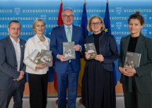 (v.l.n.r.) Johannes Wischenbart (Dorf- u. Stadterneuerung), Christine Pennerstorfer (Leiterin Abteilung Allgemeiner Baudienst Land NÖ), LH-Stellvertreter Stephan Pernkopf, Landeshauptfrau Johanna Mikl-Leitner und Doris Knoll (Amtssachverständige für Baukultur Land NÖ).
