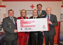 (v.l.) Hans Ebner, Landeshauptfrau Johanna Mikl-Leitner, Nataliia Vizniuk von der ukrainischen Delegation, Josef Schmoll und der ukrainische Botschafter Vasyl Khymynets mit dem Scheck über 150.000 Euro, der als Hilfe für das ukrainische Rote Kreuz überreicht wurde.