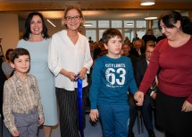 Autismuszentrum in St. Pölten eröffnet: Leiterin Sonja Gobara (2.v.l.), Landeshauptfrau Johanna Mikl-Leitner und eine Familie