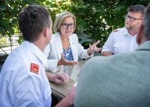 Landeshauptfrau Johanna Mikl-Leitner im Gespräch zur Fusionierung der beiden Feuerwehren Waidhofen/Ybbs-Stadt.