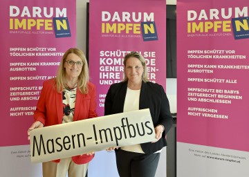 Landesrätin Ulrike Königsberger-Ludwig und Sanitätsdirektorin Regina Klenk stellten in St. Pölten die mobile Impfaktion gegen Masern im Rahmen der „Europäischen Impfwoche vor. (v.l.n.r.)