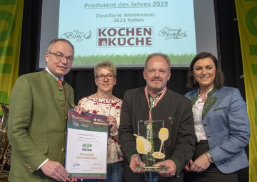 LH-Stellvertreter Stephan Pernkopf, Martina und Oswald Weidenauer („Produzent des Jahres“) und Bundesministerin Elisabeth Köstinger 
<br />
