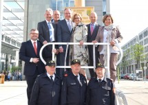 Maibaumaufstellen in St. Pölten: Landesrat Ludwig Schleritzko, Landtagspräsident Karl Wilfing, LH-Stellvertreter Stephan Pernkopf, Landeshauptfrau Johanna Mikl-Leitner, Perneggs Bürgermeister Franz Huber, Karin Renner, Dritte Präsidentin des NÖ Landtages, u. a. (v.l.n.r.)