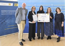 Forschungsprojekt zum Nachweis von Endotoxinen in Blutproben ausgezeichnet. Im Bild von links nach rechts: Accent Inkubator-Geschäftsführer Michael Moll, Landeshauptfrau Johanna Mikl-Leitner, Preisträgerin Denisa Cont, Vizerektorin Viktoria Weber und tecnet equity-Geschäftsführerin Doris Agneter